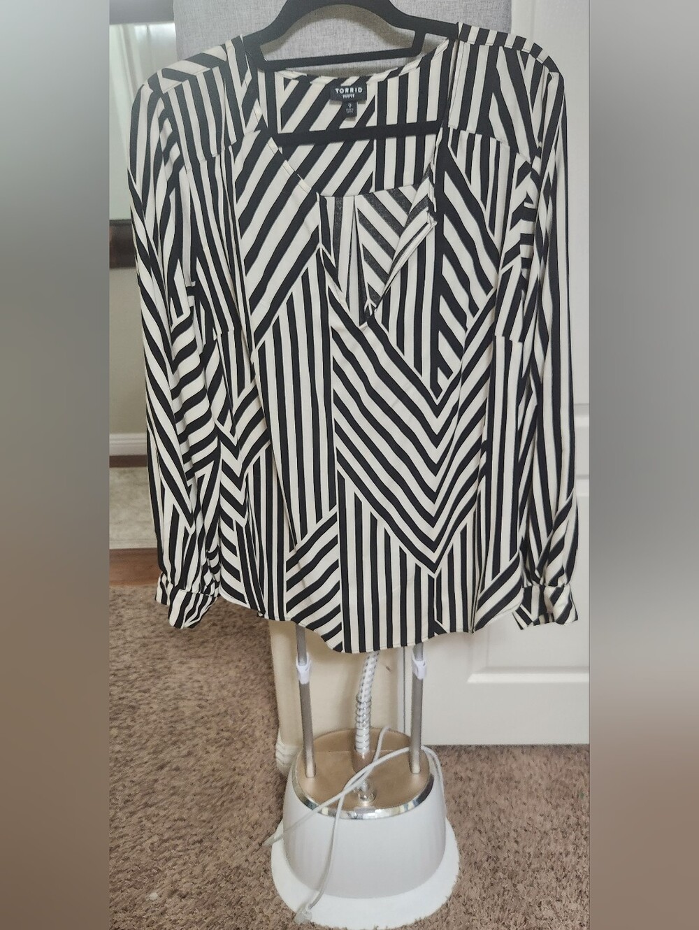 Torrid Harper Cream Black Geometric Striped V-Neck Blouse Size 0  (12/14)NWOT - Picture 2 of 6